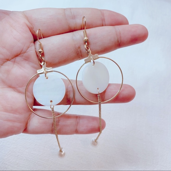 ❣️$25/3❣️ Long Mother of Pearl Faux Pearl Earrings - Picture 5 of 9